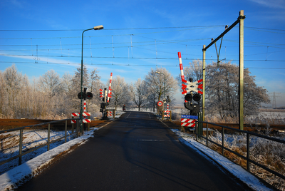 900068 Gezicht op de spoorwegovergang in de Mereveldseweg op de grens van de gemeenten Houten en Bunnik.